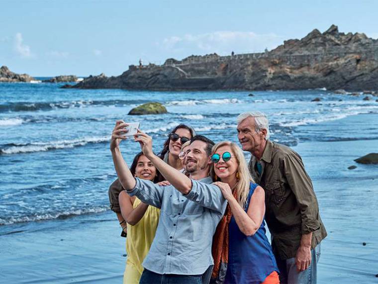 Familia en la playa de Anaga con el VIP Tour